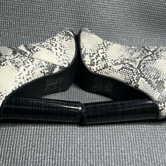 Qupid Chelsea Booties Womens‎ Size 9 Gray Snakeskin Faux Leather Pointed Toe - Picture 6 of 10